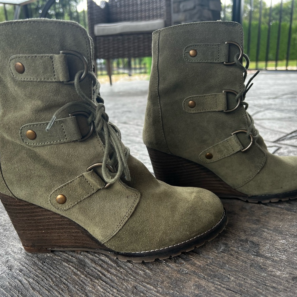 Stylish Olive Lace-Up Wedge Boots